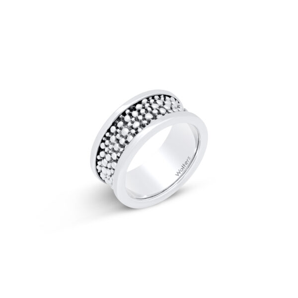 Bague en caviar